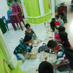 20231030_Indonesia_SoL BNKP Jemaat LAOWI_menikmati makan berat sambil duduk dilantai 20231030_Indonesia_SoL BNKP Jemaat LAOWI_menikmati makan berat sambil duduk dilantai