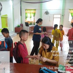 20231130_Indonesia_SoL BNKP Jemaat Laowi_foto membersikan kuku anak-anak SoL 20231130_Indonesia_SoL BNKP Jemaat Laowi_foto membersikan kuku anak-anak SoL