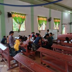 20231030_Indonesia_SoL BNKP Jemaat Laowi_suasana mengajar di kelas yang berbeda (1)